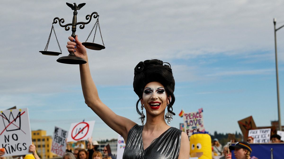 Fotky: Žáby, orli, nafouknutý Trump. Američané vyšli ve velkém do ulic